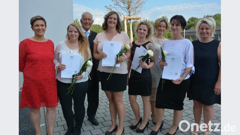 Die besten Absolventinnen der dreijährigen Ausbildung wurden mit Staatsurkunden geehrt. Im Bild (von links) Klassenleiterin Catrin Dittmar, Alina Prinz, 3. Bürgermeister Heinz Dreher, Michala Schusterova, Stefanie Schosnig, Schulleiterin Monika Bötzl, Jennifer Winkler und Klassenleiterin Katrin Schraml. jr