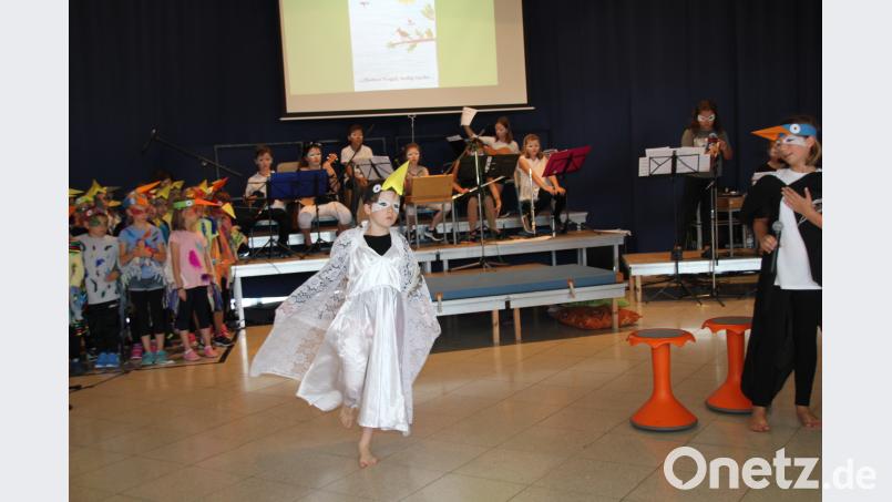 Amsel und Drossel gaben ein schönes Brautpaar für die Vogelhochzeit ab. ads