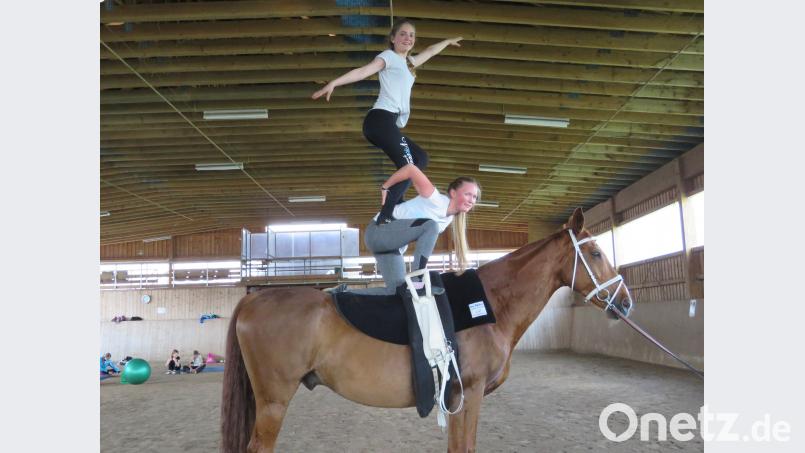 Atemberaubend: Luisa kniet am Pferd, Annika stellt sich auf ihren Rücken. Und das alles auf dem Rücken von Gandalf, der immerhin selbst eine Rückenhöhe von 1,73 Meter aufweist. ubb