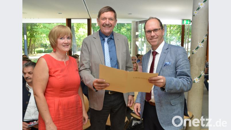 Leitender Regierungsschuldirektor Stefan Fricker (rechts) überreichte an SFZ-Rektor Manfred Böhm die Entlassurkunde. Nach 39 Jahren im bayerischen Staatsdienst wendet sich der beliebte Rektor nun anderen Dingen im Leben zu. Mit Ehefrau´Johanna wird er im Wohnmobil durch die Lande ziehen und viel Neues entdecken. dob