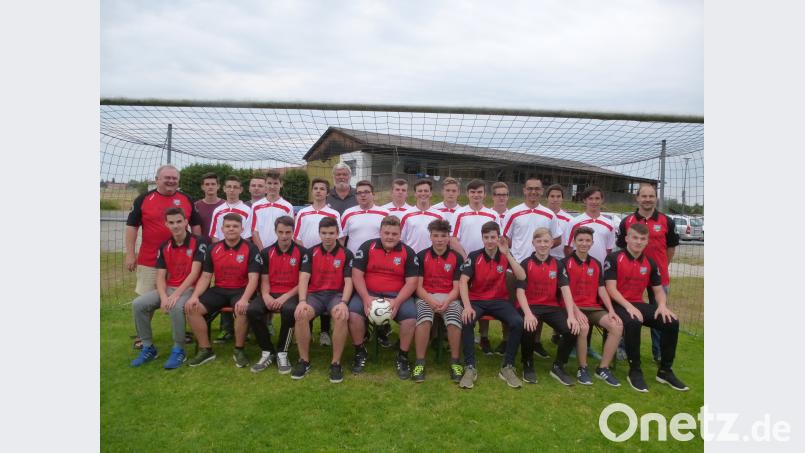 Erfolgreicher Saisonabschluss für den Nachwuchs in der JFG Haidenaab-Vils: Nach den C-Junioren (Meister) und D-Junioren (Vize) sind nun auch die B-Junioren Meister (vorne, sitzend) und die A-Junioren Vizemeister in der Kreisklasse. bk