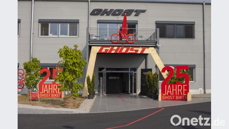 Am Haupteingang weist des Fahrradherstellers Ghost auf sein 25-jährige Firmenbestehen hin. exb