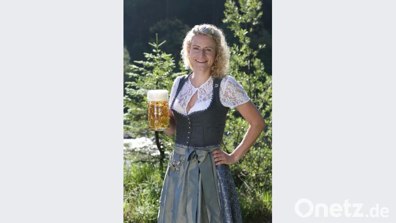 Den Barthlmarkt in Eslarn bereichert die Bayerische Bierkönigin Johanna Seiler. gz