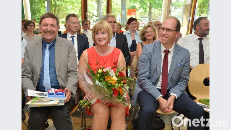 SFZ-Rektor Manfred Böhm (links) mit Ehefrau Johanna sieht dem Ruhestand nun gelassen entgegen. Leitender Regierungschuldirektor Stefan Fricker (rechts) verleiht dem unkomplizierten und sehr angenehmen Sonderschulpädagogen ein hervorragendes Abschlusszeugnis. dob