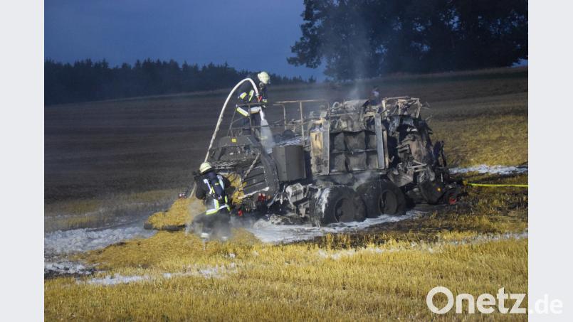 Nachdem das Feuer gelöscht ist, bleibt eine total ausgebrannte Maschine zurück. Feuerwehr Ursensollen