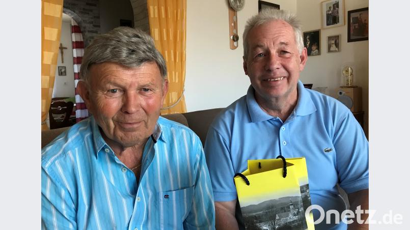 Jubilar Hans Neuber (links) freut sich über die Glückwünsche von Bernd Meier (rechts). mef