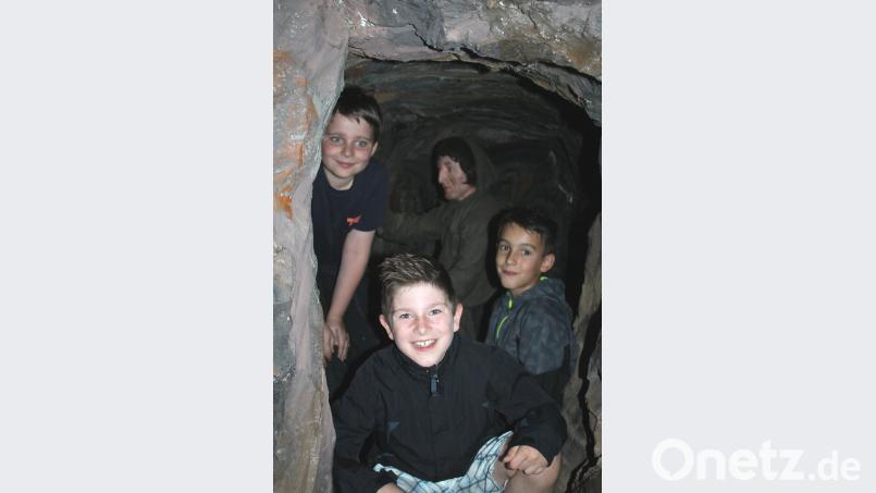Im Museumsstollen wollten es einige Buben genau wissen und rückten dem Goldgräber auf die Pelle. lg