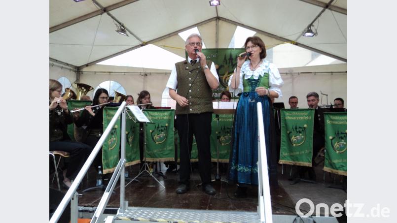 Josef Lobenhofer beweist sich nicht nur als Stabführer, sondern auch als Sänger - hier mir seiner Ehefrau Marita. ksi