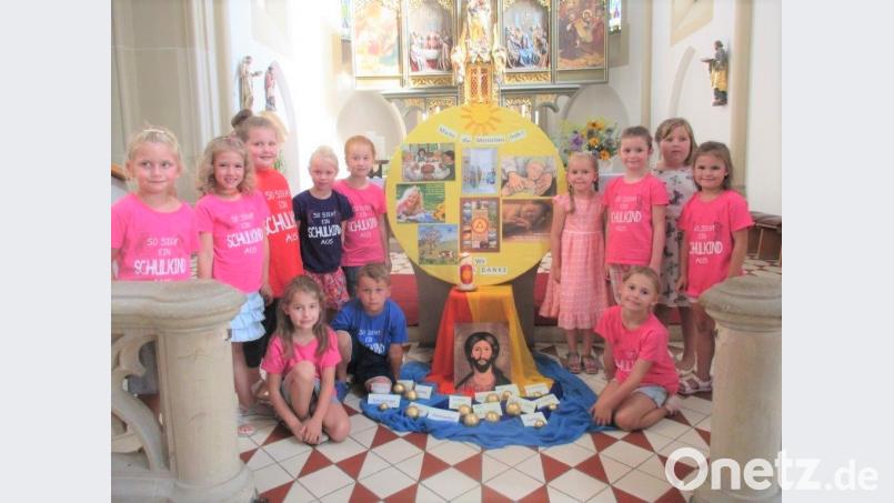 Die 13 Schulanfänger des Kindergartens St. Elisabeth erhalten ein Elisabeth-Bild als Erinnerung an ihre Kindergartenzeit. tu