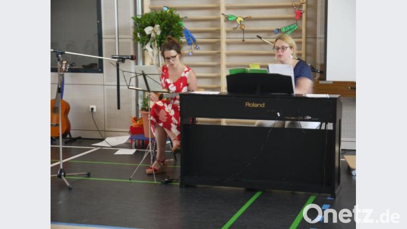 Für ihren Vater Peter Plößl singt seine Tochter Anne (links), begleitet von Sylvia Niederkleine, „Don’t worry, be happy“. hka