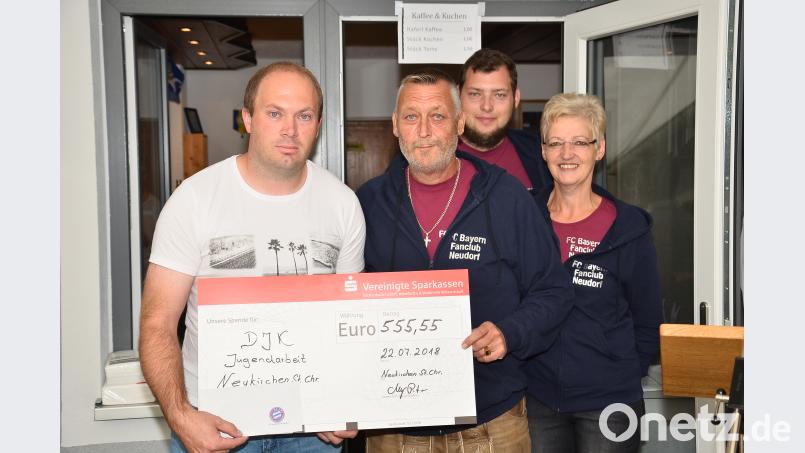 Trainer Thomas Wittmann dankt den Überbringern Peter, Dominik und Manuela Meyer (von links). fjo
