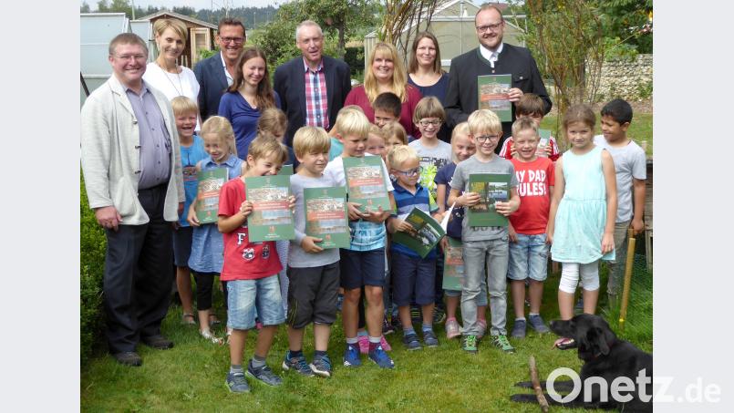 Die 18 Kinder der 1. Klasse der Zottbachtal-Grundschule Pleystein zusammen mit (von links) Jugendpfleger Jürgen Orlik, Lesebeauftragte Kathrin Schmid, Schulleiter Edgar Hanner, Biologin Laura Strixner, Geschäftsführer Martin Koppmann, Klassenleiterin Stefanie Ach, Begleiterin Silke Forster und Landrat Andreas Meier. fsb