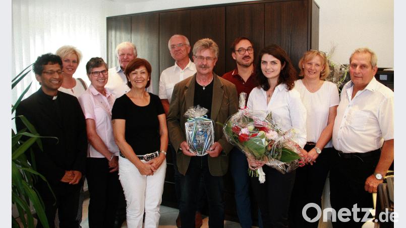 Christine Prieschenk (3. von rechts) hat die bereits bestehende Praxis von Dr. Theodor Chita (rechts) übernommen. Bürgermeister Wolfgang Braun (Bildmitte) gratulierte im Namen der Gemeinde, Pfarrer Joseph (links)spendete den Segen. Im Bild Freunde, Mitarbeiter und Familie der Fuchsmühlerin. wro