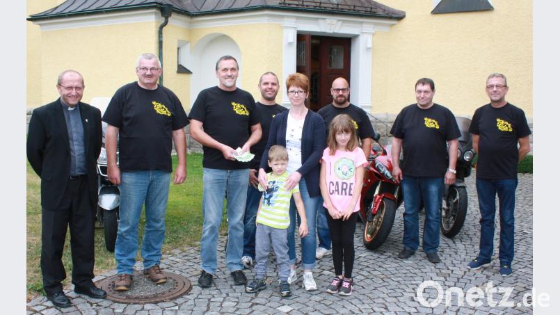 Bei der Spendenübergabe des Motorradstammtisches Bodenmühle übergab Franz Wittmann (Dritter von links) 500 Euro an Marvins Mutter Kerstin Frank (Mitte) im Beisein von Pfarrer Thomas Thiermann (links). lk