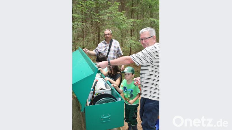 Karlheinz Pieper und Günther Zithier öffneten den geheimnisvollen „Schneewittchensarg“ mitten im Abbaugebiet. lg