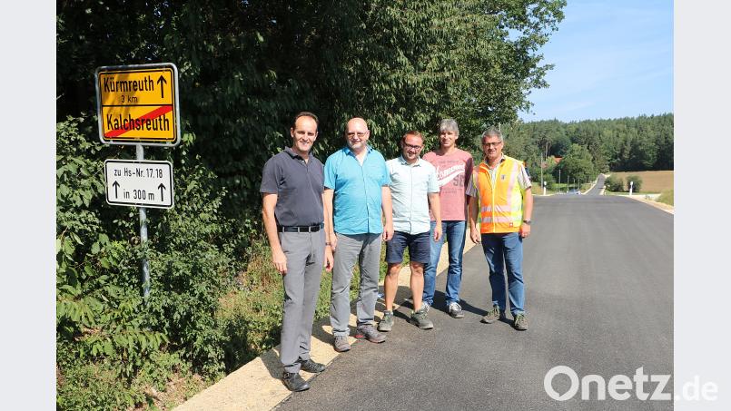 Bürgermeister Hans-Jürgen Strehl (links) trifft sich mit den Verantwortlichen der Bau- und Planungsfirmen zur Abnahme der Arbeiten. gru