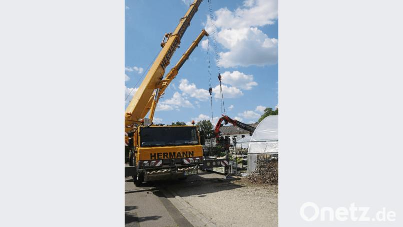 Von der Straße aus gut zu sehen war die Bergung des havarierten Krans durch eine Spezialfirma. Bild: ge