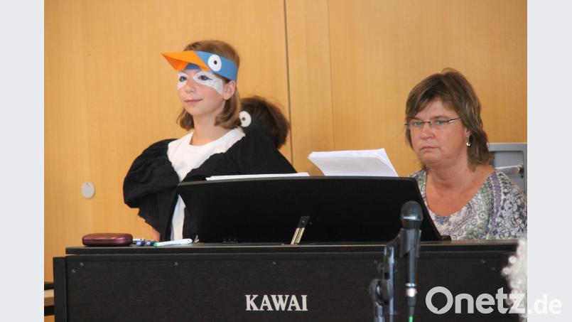 Musikkoordinatorin Sabine Weiß versteht es blendend, die Kinder von Musik und Gesang zu begeistern, um dann Musicals und andere Musikwerke einzustudieren und vor große Publikum aufzuführen. ads