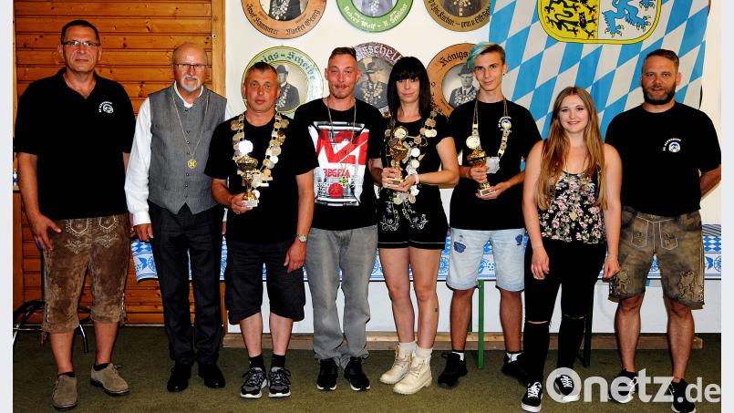 Die Schützengesellschaft Alpenrose kürt die neuen Könige und Pokal- und Medaillengewinner. R. Kreuzer