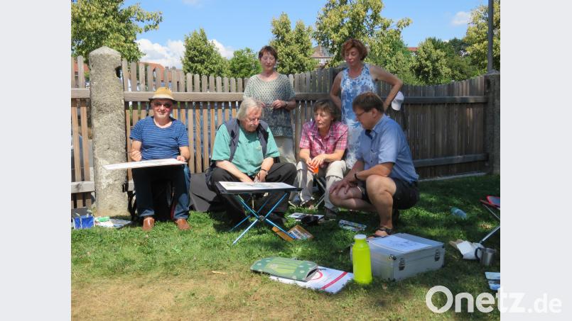 Der Tirschenreuther Künstler Rudi Jäger (links) hat den renommierten Aquarellmaler Jürgen Meyer-Andreaus (Zweiter von rechts) zum Workshop nach Waldsassen geholt. Begeistert von den großartigen Kulissen der Klosterstadt sind auch Karin Dietel aus Gefrees, Ulla Mohr aus Coburg (hinten, von links) sowie Konrad Kraus aus Wolfsegg und Ursel Hillenbrand aus Coburg (vorne, von rechts) ubb
