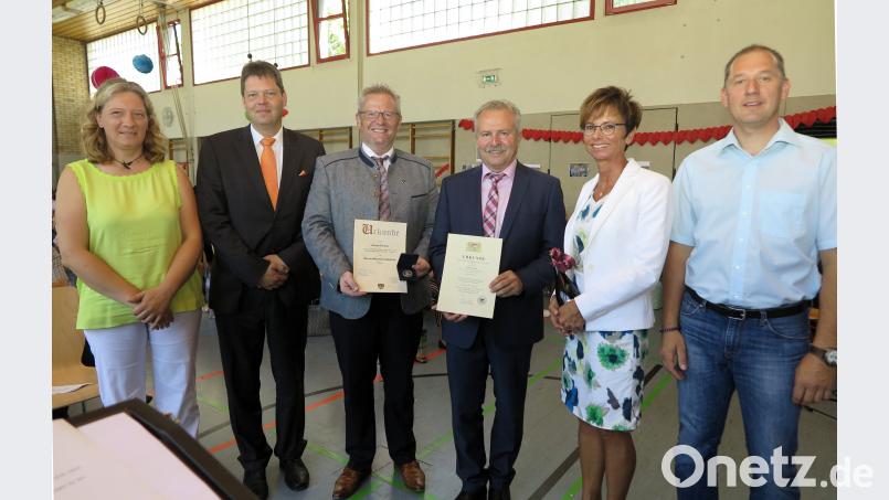 Schulamtsdirektorin Renate Vettori (Zweite von rechts) überreichte Rektor Günter Portner (Dritter von rechts) die Urkunde zur Versetzung in den Ruhestand. Oberbürgermeister Andreas Feller (Dritter von links) verlieh ihm die Konrad-Max-Kunz-Medaille. Mit im Bild Konrektor Christian Ernstberger (Zweiter von links) und Vertreter des Elternbeirats. Hirsch