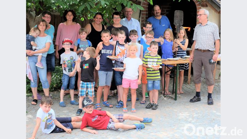 Die Nikolauskids freuen sich über den Besuch der beiden Pfarrer Heribert Englhard und Hans-Peter Pauckstadt-Künkler. wlr