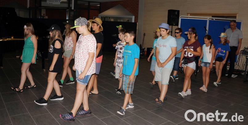Disco-Feeling vermittelte der „Funshine Step“ einiger Schülerinnen und Schüler der 5a und 5b im flotten Beach-Outfit. exb