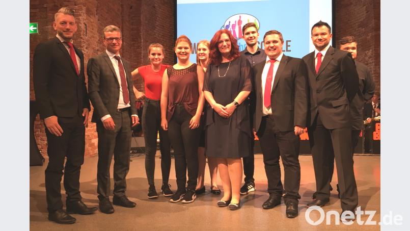 Zusammen mit dem Bayrischen Kultusminister Bernd Sibler (Zweiter von links) nahmen die Lehrkräfte Christian Schreiner (links), Christine Schießl (Fünfte von rechts), Markus Binder (Zweiter von rechts) sowie Sozialpädagoge Alexander Mauritz mit Schülerinnen und Schülern am Festakt zum zehnjährigen Bestehen der Initiative „Werte machen stark“ in München teil. weu