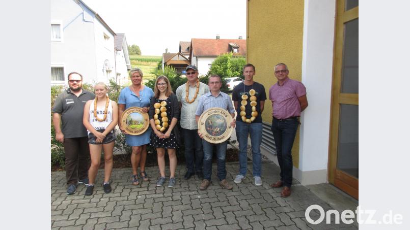 Bürgerkönigin und Bürgerkönig mit den Königsscheiben und ihren Rittern: Andreas Michl (von links), Laila Block, Marion Jendrusch, Julia Michl, Karl Maschauer, Josef Halbauer Thomas Hawranek und Schirmherr Hubert Kraus. gma
