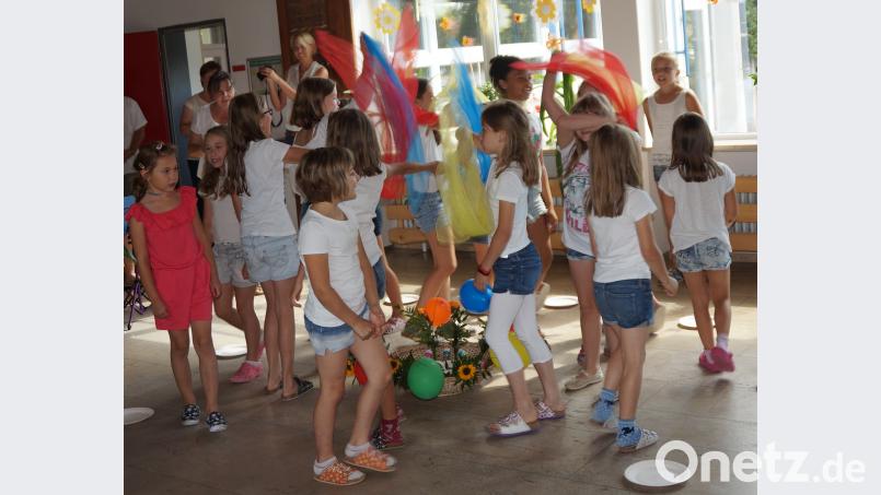 Mit Liedern und Geschenken verabschiedeten die Grundschüler ihren beliebten Rektor. weu