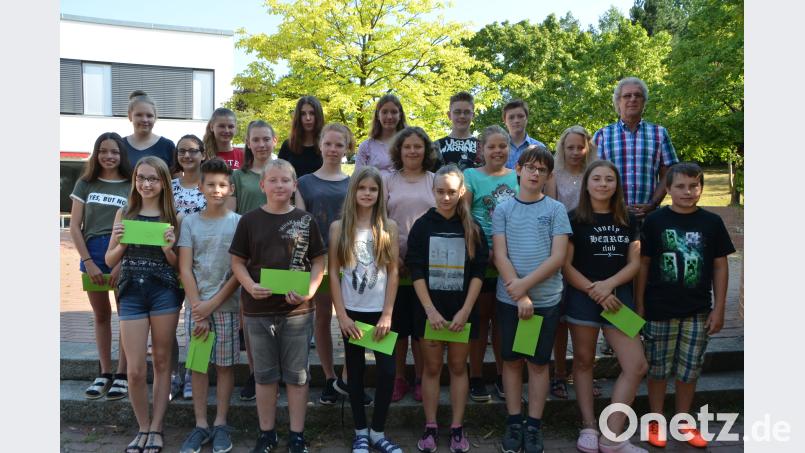 Mittelschulrektor Alfons Raab (hinten, rechts) zeichnet seine besten Schüler aus. Kimberly McGibbon (vorne, links) ist mit einem Notendurchschnitt von 1,2 Schulbeste. dob