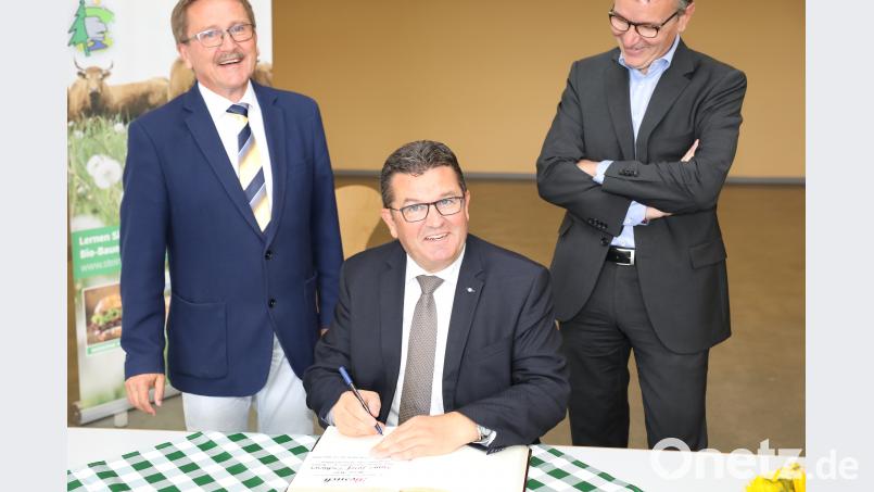 Ins Goldene Buch der Stadt Erbendorf trug sich der bayerische Staatsminister Franz Josef Pschierer (sitzend) ein. Mit auf dem Bild (von links) Bürgermeister Hans Donko und Prof. Dr. Alexander Pflaum vom Fraunhofer-Institut. njn