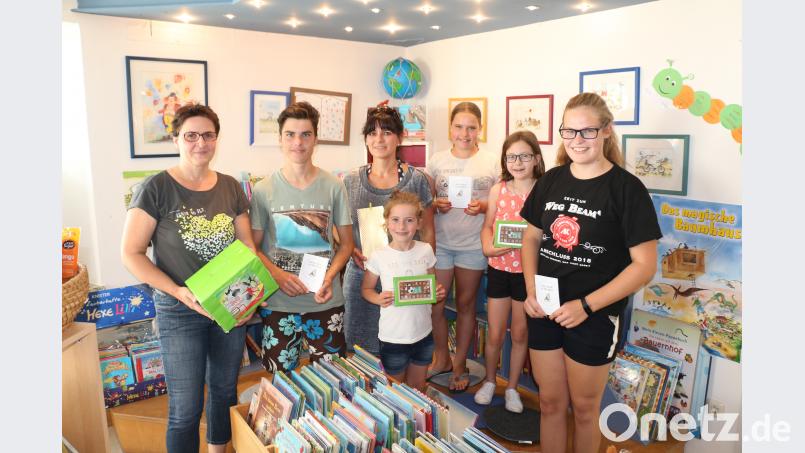 Die glücklichen Gewinner des WM-Tippspiels der Bücherei Kastl (von links): Büchereileiterin Margit Braunreuther, Maximilian Dötsch, Siegerin Karin Sieber, Hannah Dötsch, Theresa und Lena Schmidt und vorne in der Mitte Hannah Sieber. rpp