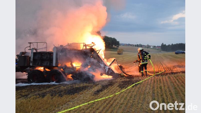 Nur mit Schaum können die Feuerwehrleute gegen die meterhohen Flammen etwas ausrichten. Feuerwehr Ursensollen