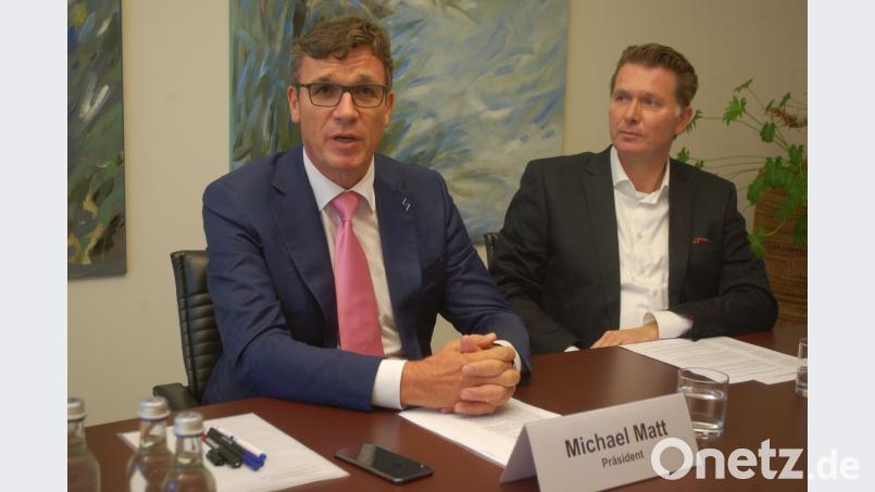 Der neue IHK-Präsident Michael Matt (links) mit IHK-Hauptgeschäftsführer Jürgen Helmes. gib