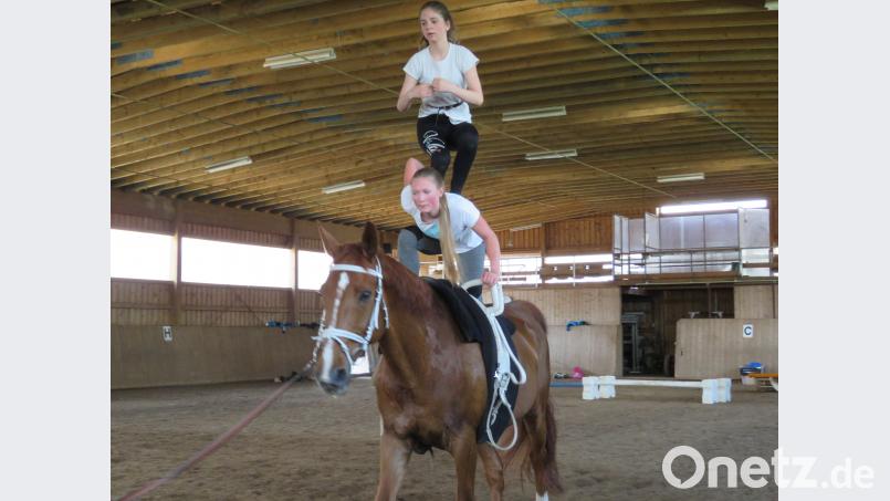 Luisa (unten) und Annika sind ein eingespieltes Team. Sie haben keine Angst vor wagemutiger Akrobatik im Galopp. ubb