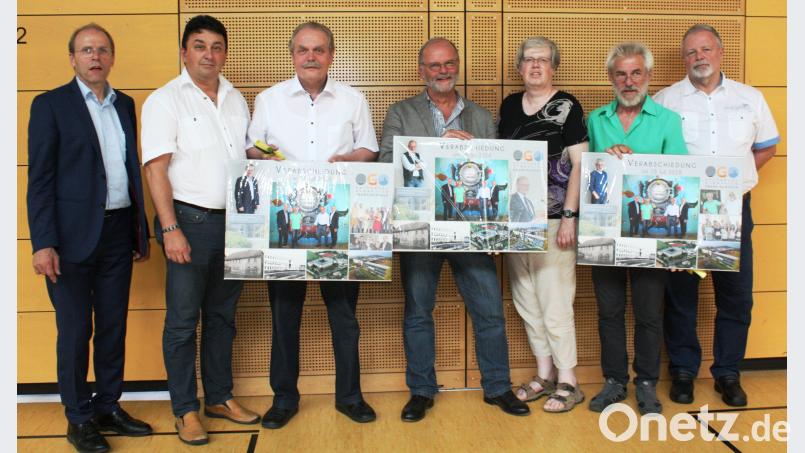 Bildcollagen sollen die drei "Ruheständler" an ihre Schulzeit am OGO erinnern: Von links Schulleiter Ludwig Pfeiffer, Elternbeiratsvorsitzender Hans Steinsdorfer, Ludwig Schießl, Ulrich Wohlgemuth, Christine Paschen (Nachfolgerin von Ulrich Wohlgemuth als Mitarbeiterin in der Schulleitung) Josef Biebl und stellvertretender Schulleiter Albert Vetter. lg