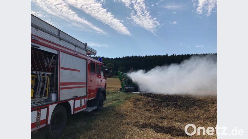 Ein Bagger hat bei Teugn (Kreis Kelheim) auf einem Feld Feuer gefangen. Auer, Alexander