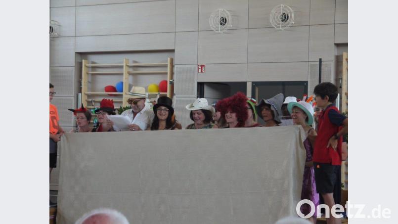 Das Lehrerkollegium einmal anders: als Theatertruppe mit dem Stück "Woas mas?". hka