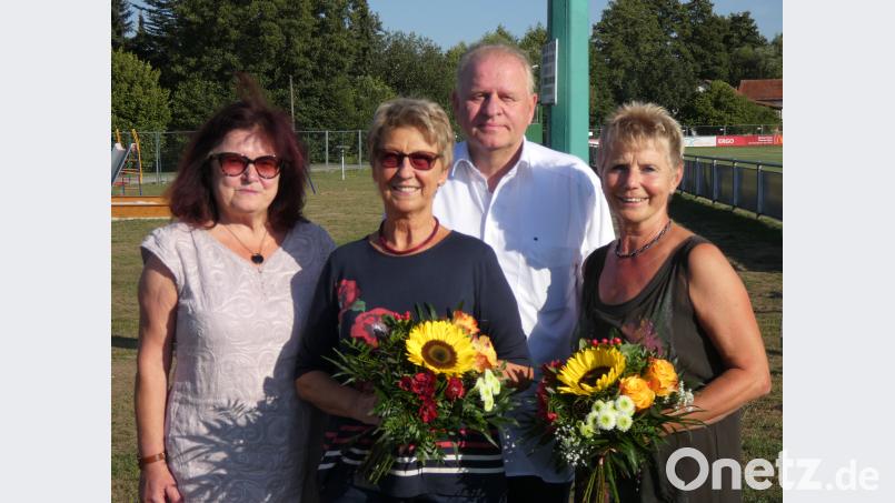 Foto: (v.l.n.r.) Abteilungsleiterin Monika Jäckel, Franziska Gradl, 1. FC-Vorstand Dieter Rosenberg, Uschi Seegerer she