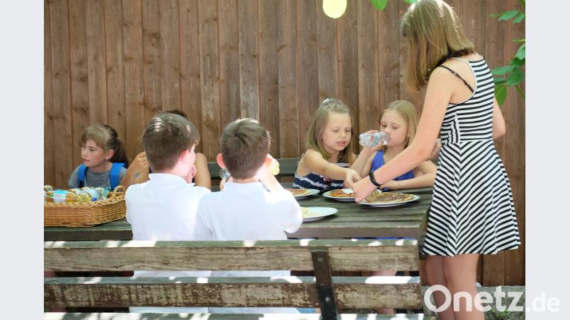 Beten und Basteln macht hungrig. Die Nikolauskids lassen sich die Pizzen schmecken. wlr