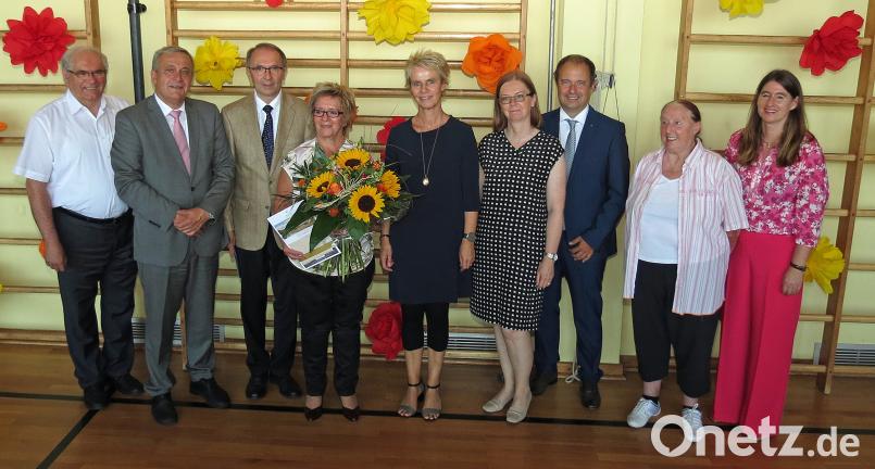 Mit guten Wünschen für den Ruhestand und Blumen verabschiedet die Albert-Schweitzer-Grundschule ihre Rektorin Evelyn Dineiger. Mit dabei von links Stadtpfarrer Gerhard Pausch, OB Kurt Seggewiß und Ehemann Bernd Dineiger und von rechts Konrektorin Martina Werner, Ursula Barrois (Initiative), Michael Nickl und Bärbel Troidl-Heyder vom Rotary-Club Max-Reger und Schulamtsdirektorin Christine Söllner. Dobmeier