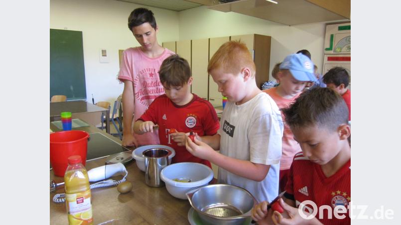 In Vierer-Gruppen mixten die Jungs gemeinsam einen Smoothie in der Schulküche. exb