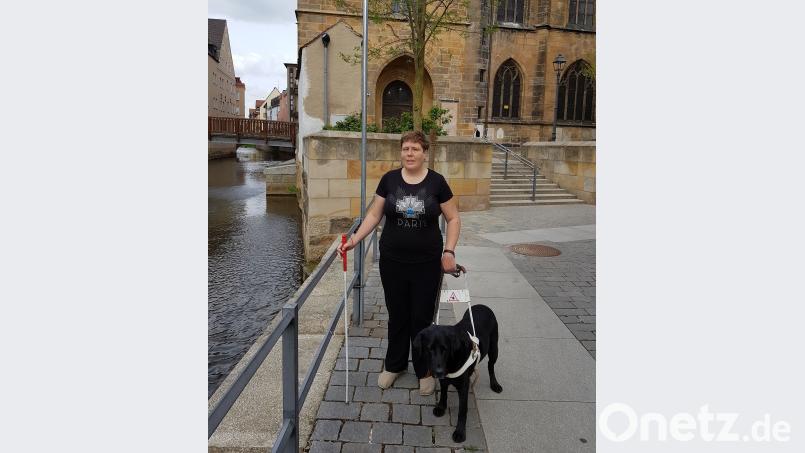 „Jetzt bin ich zu Hause“, sagt Jonna Stiina Mononen. Die blinde Finnin lebt seit fünf Monaten mit ihrem Verlobten und Hund Ike in Amberg. Miriam Wittich