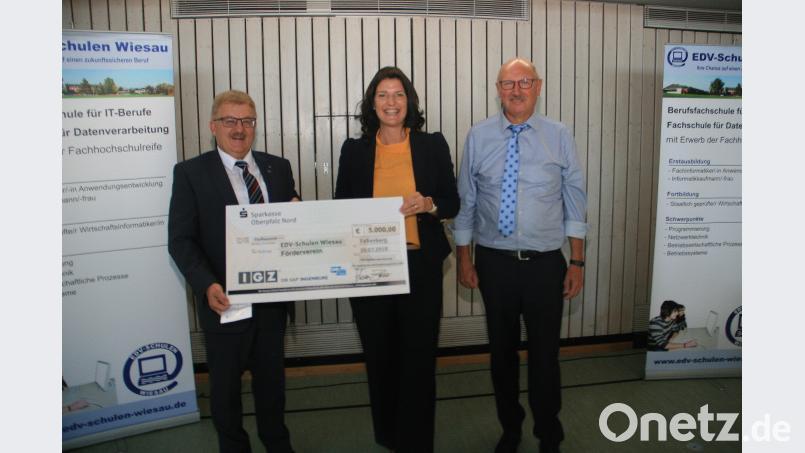 2. Fördervereins-Vorsitzender Alois Hösl (links) und Dr. Hermann Körner (rechts) freuten sich über die großzügige Spende in Höhe von 5000 Euro, die Petra Zimmermann im Namen der IGZ Falkenberg mitgebracht hatte. wro