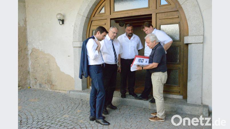 CSU-Kreistagsvorsitzender und Landtagskandidat Stepan Oetzinger, Bezirkstagspräsident Lothar Höher (von links), Bezirksheimatpfleger Dr. Tobias Appl (2. von rechts) werden von Architekt Rudi Meißner (rechts) und Bürgermeister Josef Beimler im Lichthof des Lobkowitzschlosses über die geplanten Sanierungs- und Umbauarbeiten informiert. bey