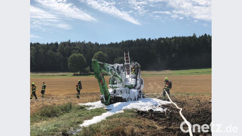 Ein Bagger hat bei Teugn (Kreis Kelheim) auf einem Feld Feuer gefangen. Alexander Auer