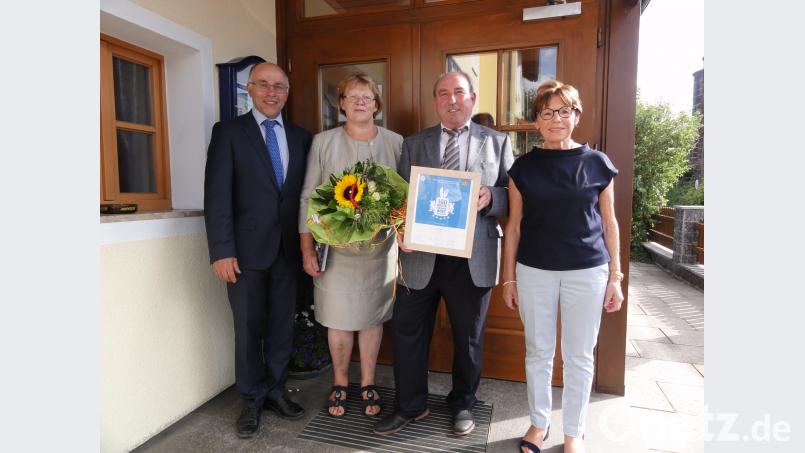 Bürgermeisterin Marianne Rauh und stellvertretender Landrat Albert Nickl gratulieren den Wirtsleuten Monika und Hans Kett. pap
