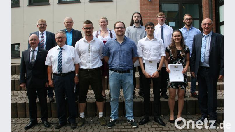 Strahlende Preisträger und gute Abschlusszeugnisse waren der Lohn für die Mühen in den vergangenen Monaten. Im Namen der EDV-Schulen gratulierte Dr. Hermann Körner (rechts). Glückwünsche übermittelten auch Detlef Sachs, Alois Hösl, Fritz Holm und Günther Kopp (von links). wro
