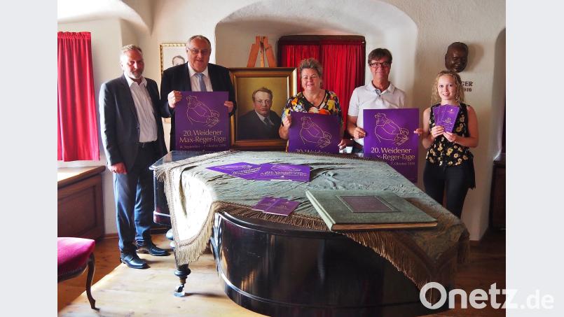 Sie stellten das Programm der 20. Max-Reger-Tage vor: (von links) Matthias Ziegler (Werbeagentur Aera Media), Bürgermeister Lothar Höher, Festival-Leiterin Petra Vorsatz, Freundeskreis-Vorsitzender Horst Petzold und Eva Henkens (Aera Media). Siegfried Bühner